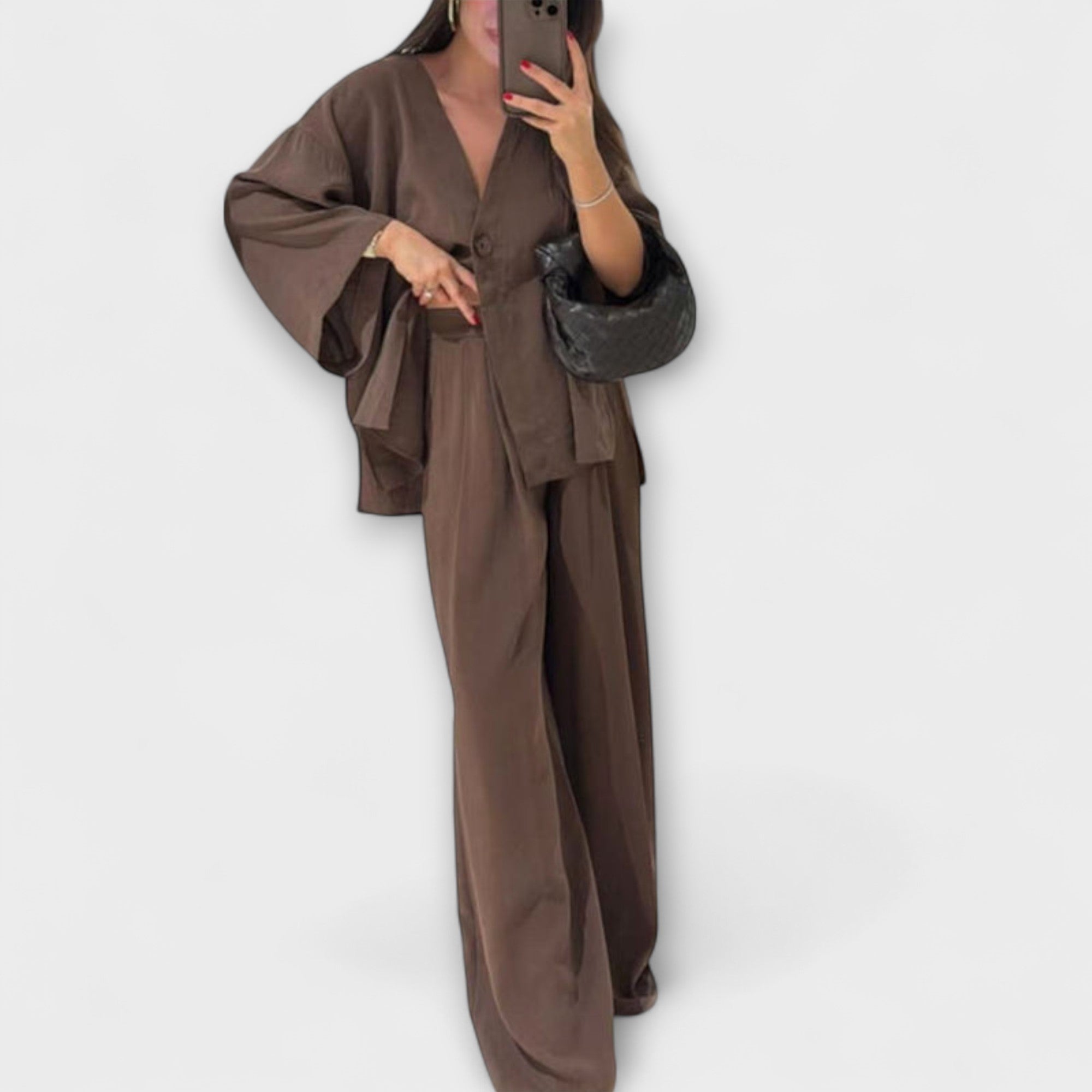 Jacqueline - Avslappnad V-ringad topp och byxdubbelset