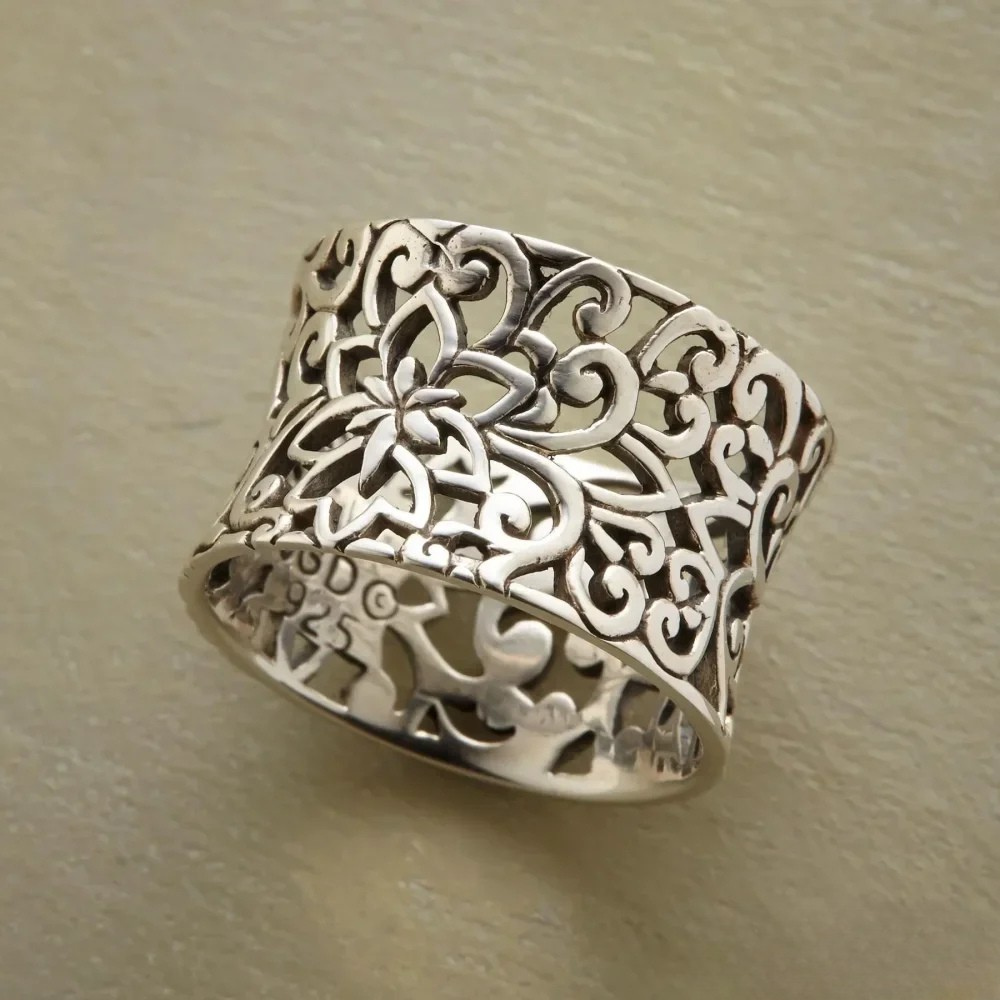Bague creuse antique
