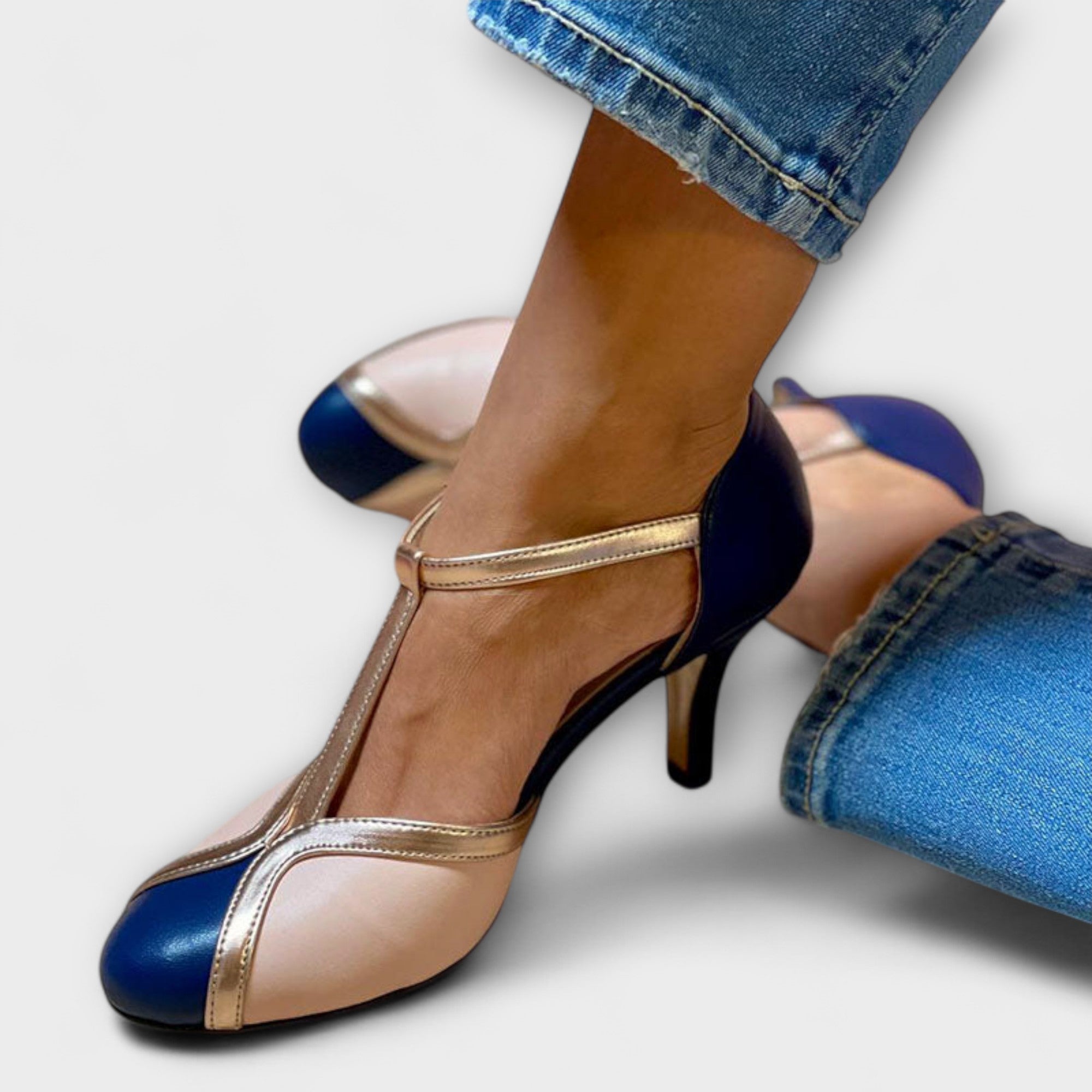 Alessia – Elegancja z dwukolorowym paskiem typu T