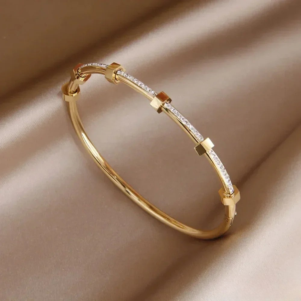 Elegantes goldenes Armband im hellen Design