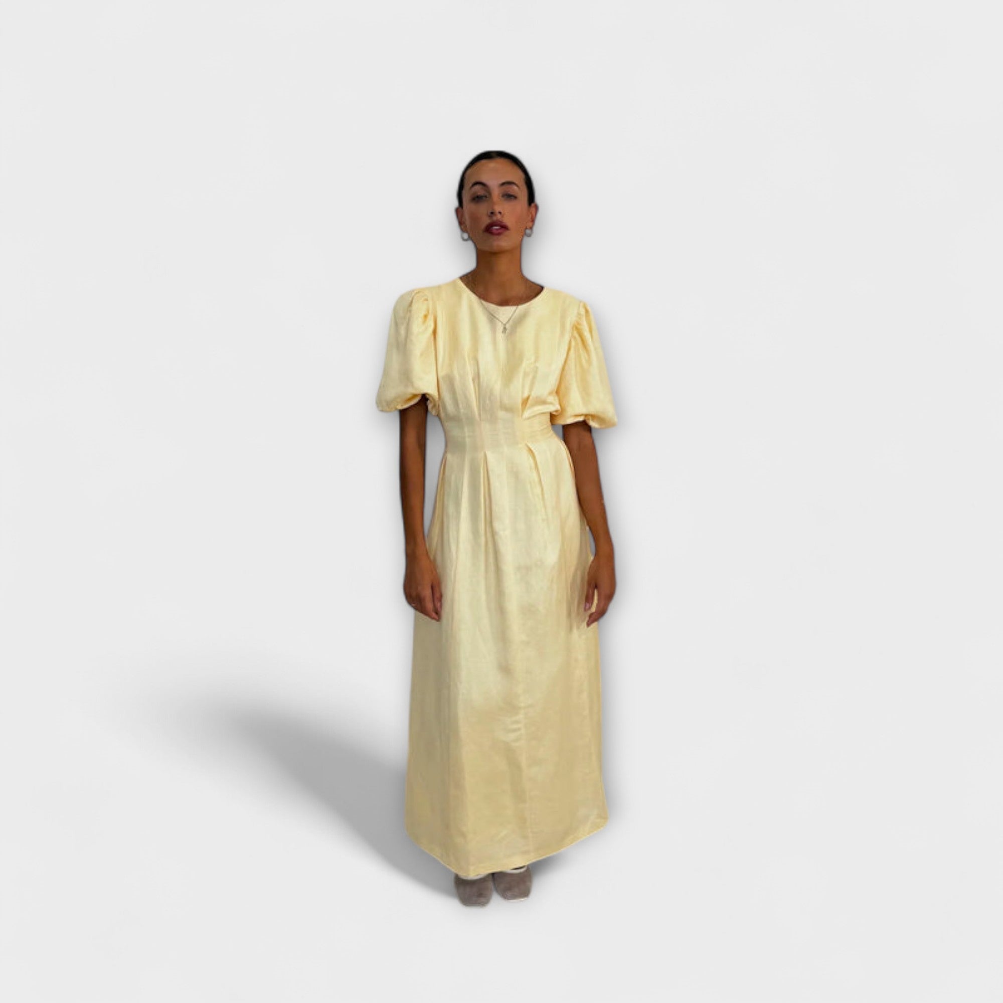 Josephine - Maxi-jurk in botergeel met luchtig ontwerp